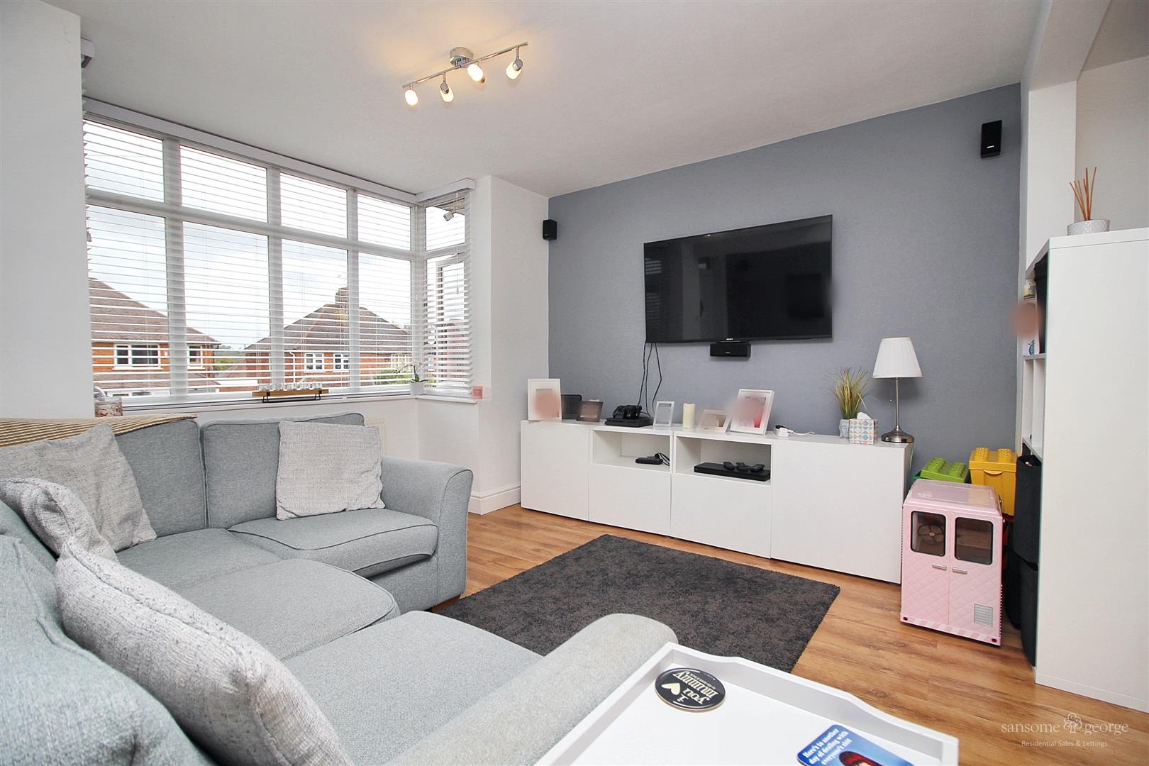3 bed property in Grasmere Avenue, Reading